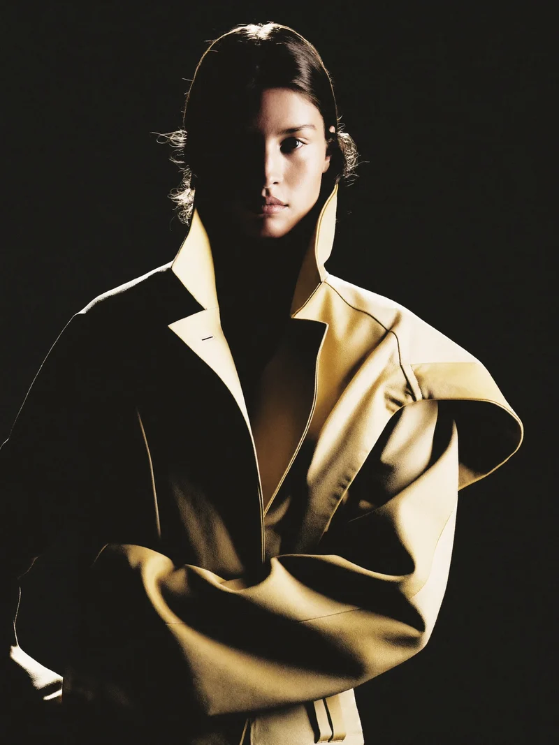 Illustration: skulpturale Oversize-Jacke in steinfarbenem technischem Gewebe